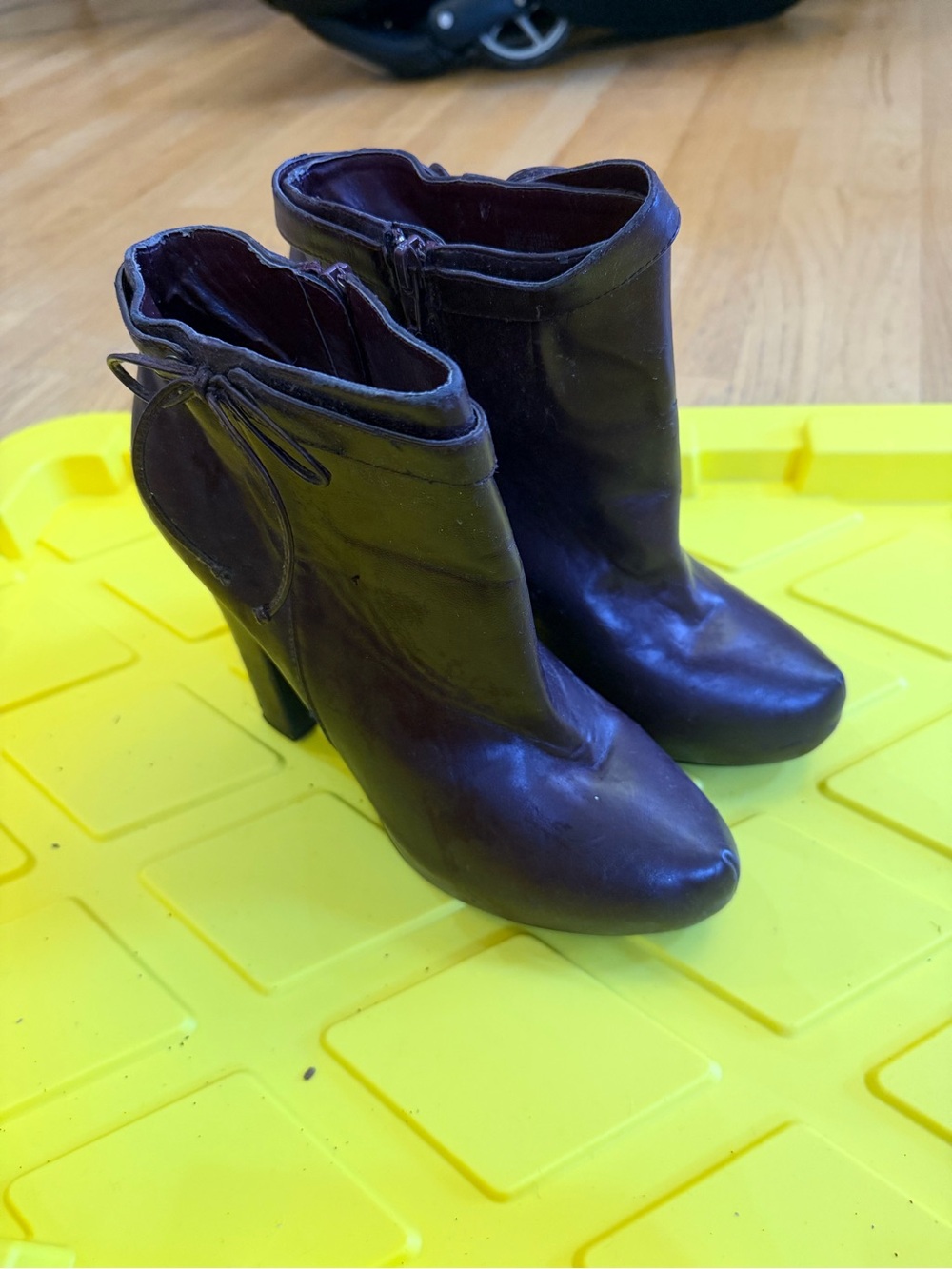 Ladies Size 10 "JustFab" Burgundy Ankle Booties with Side Bow GUC